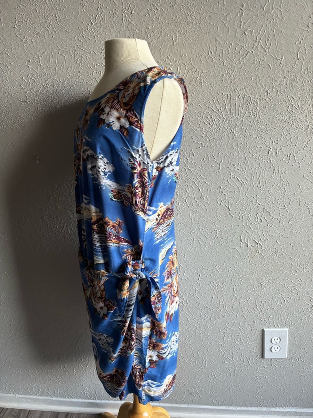 Hilo Hattie Blue Floral Hawaiian Shirt with Red Logo Tag - Picture 11 of 15